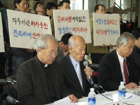 '경인지역 인사 300인 선언'을 낭독하는  장문하 경기민언련 대표 